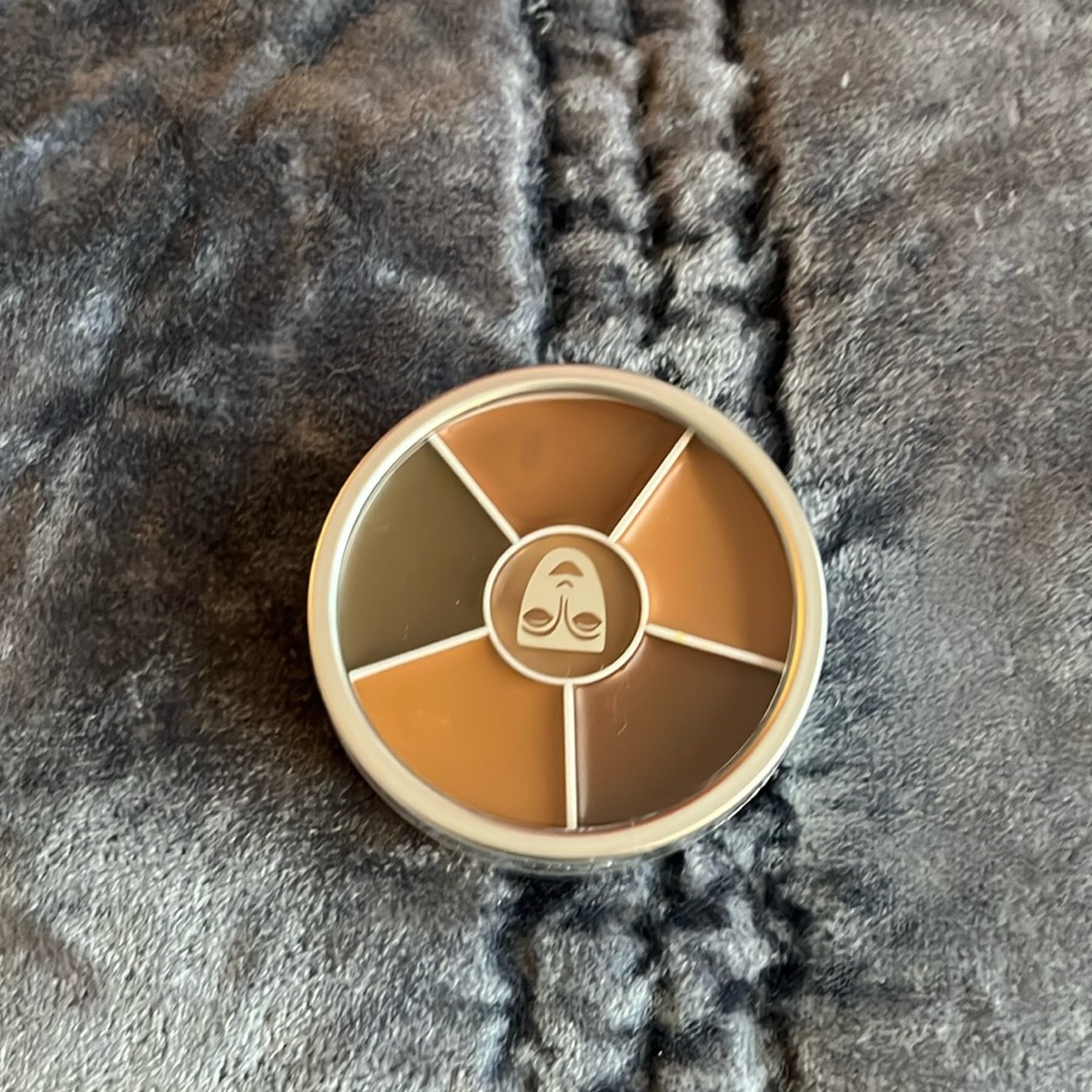 New Kryolan Concealer Circle Featuring Dermacolor - 6 Colors